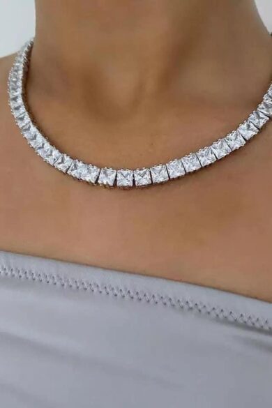 Colier cu strasuri la baza gatului argintiu
